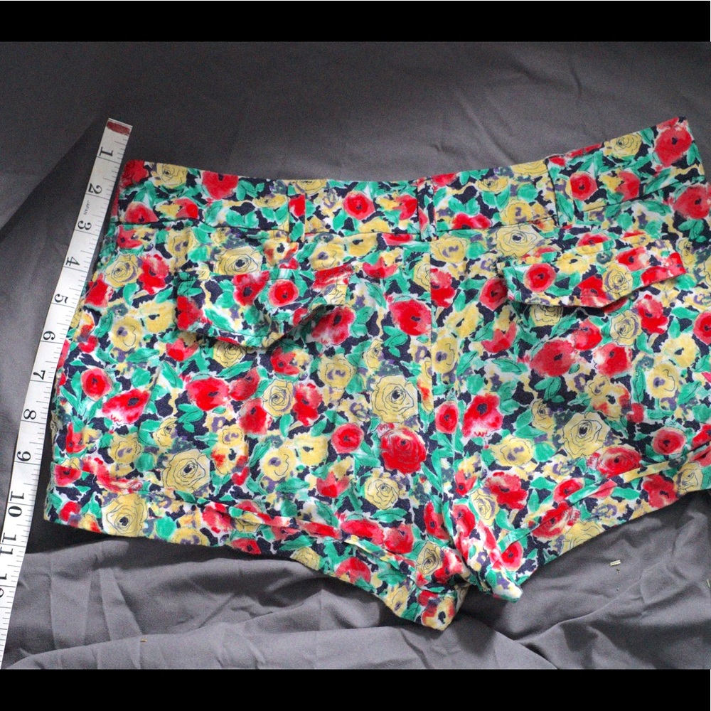 Forever 21 short shorts Spring Roses pattern - Picture 7 of 7